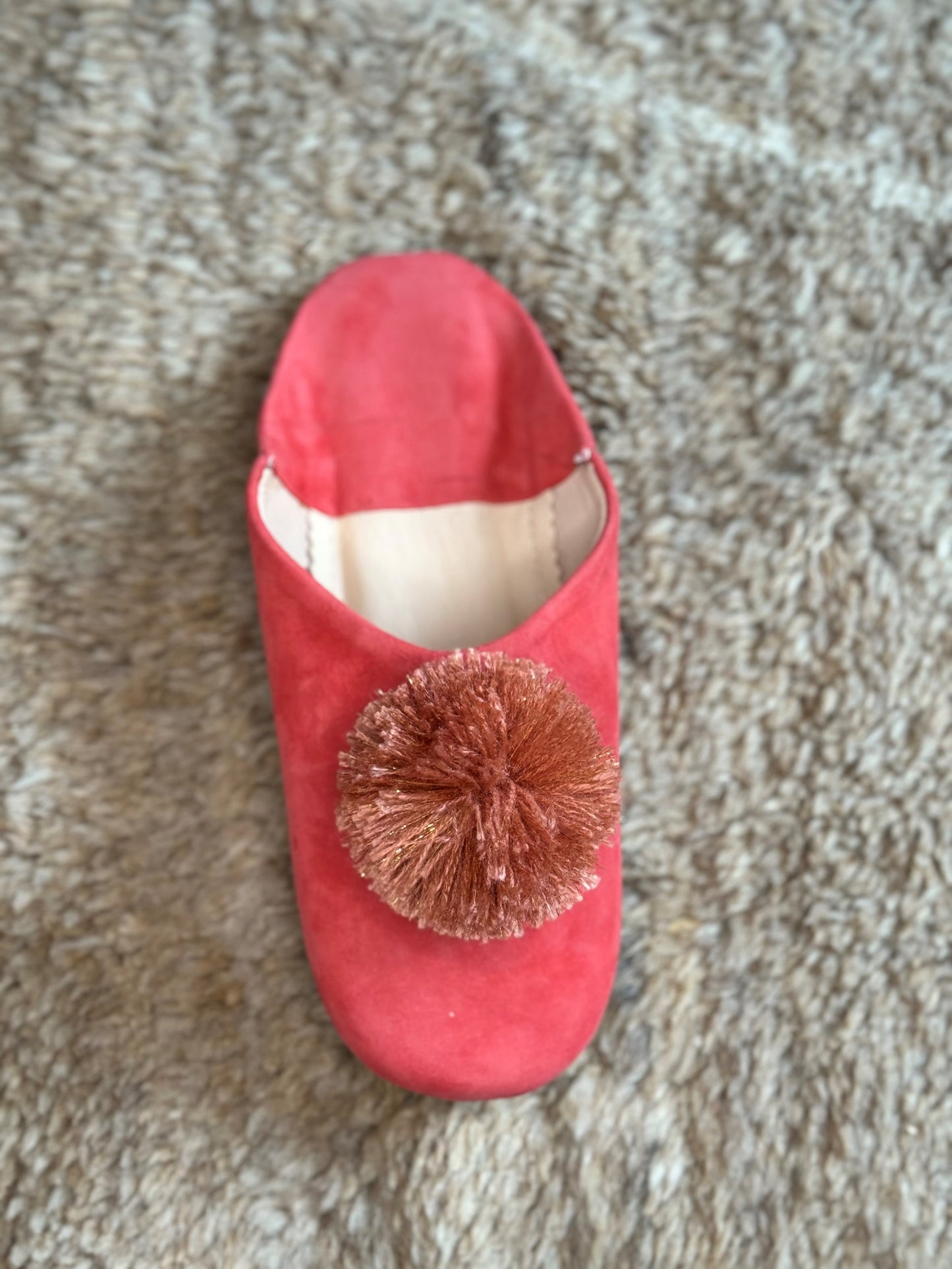 Babouches Femmes en daim corail pompons vieux rose et argentés