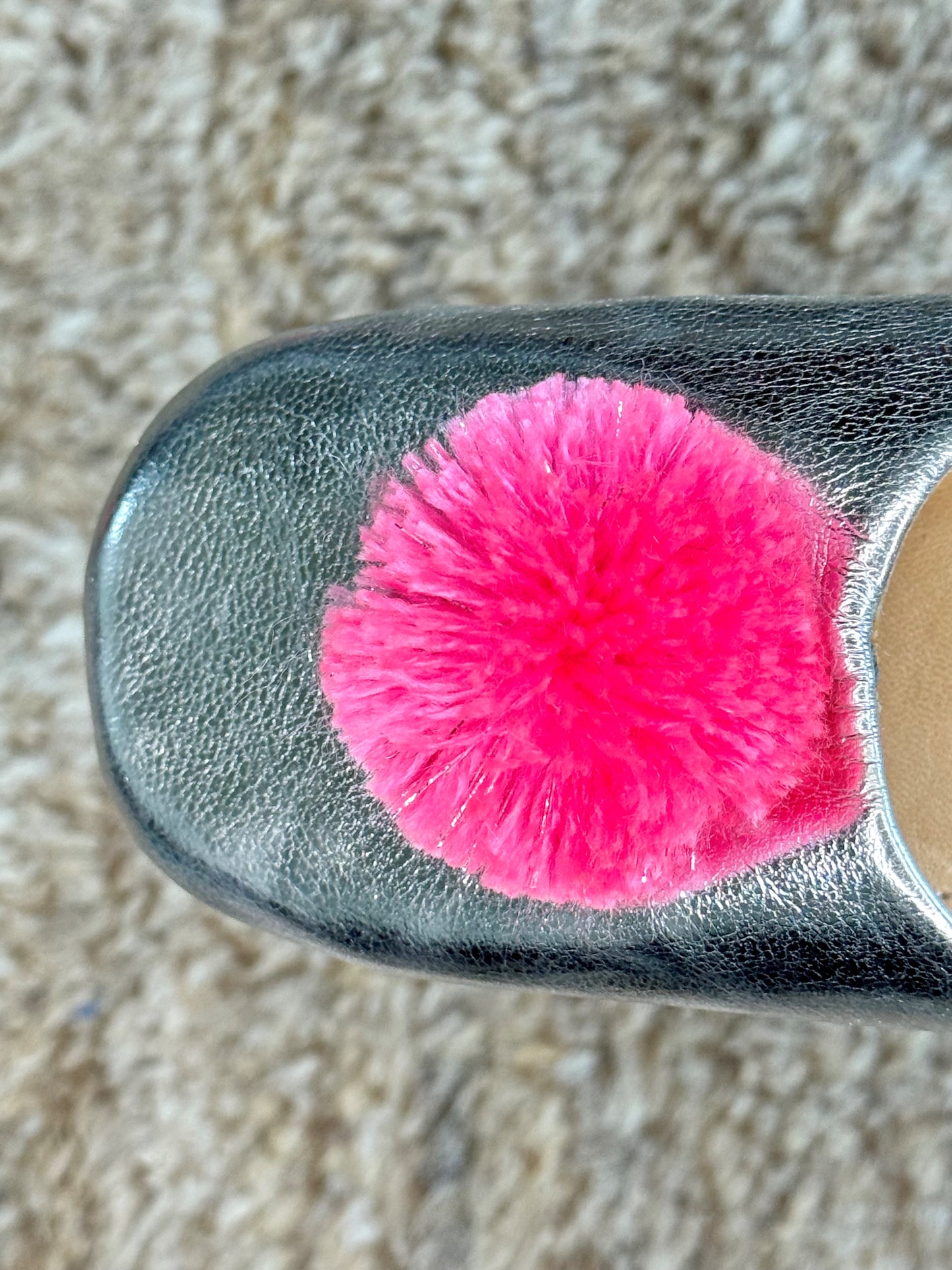 Babouches Filles argentées à pompons roses et argents