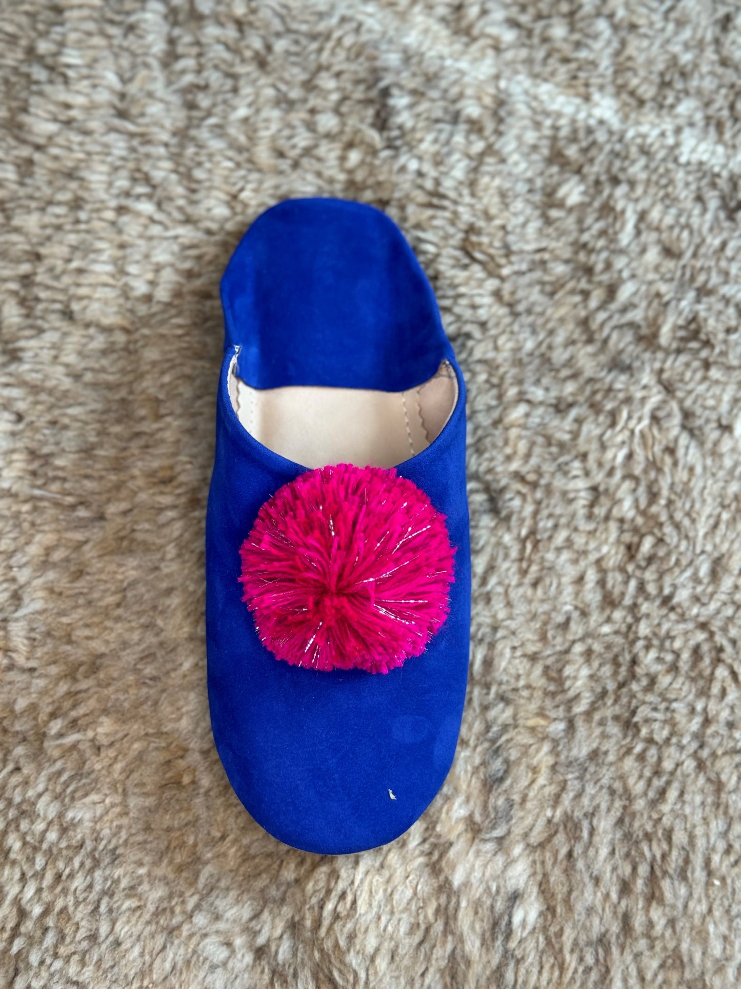 Babouches Femmes en daim bleu majorelle pompons fuschias et argentés