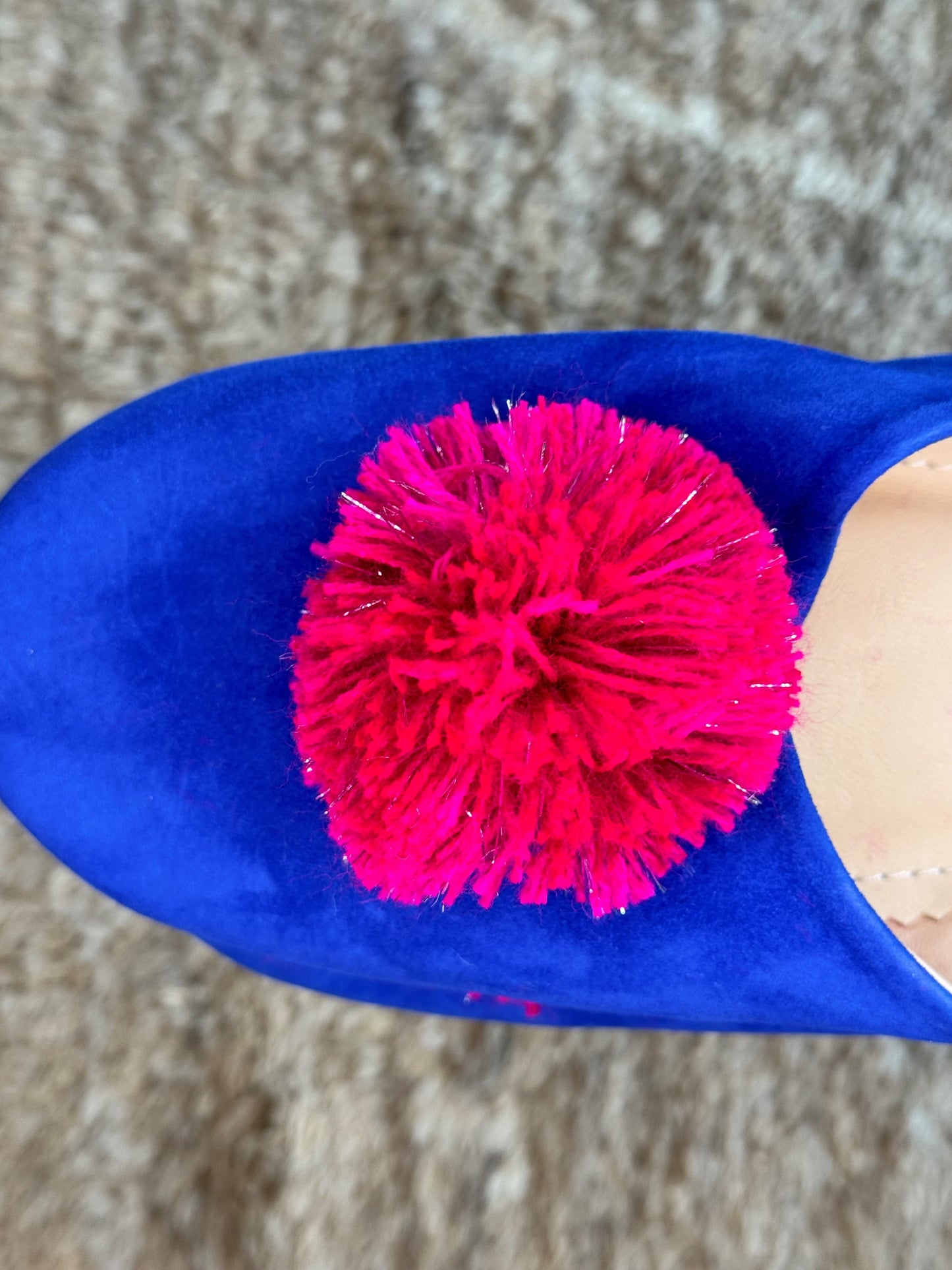 Babouches Femmes en daim bleu majorelle pompons fuschias et argentés